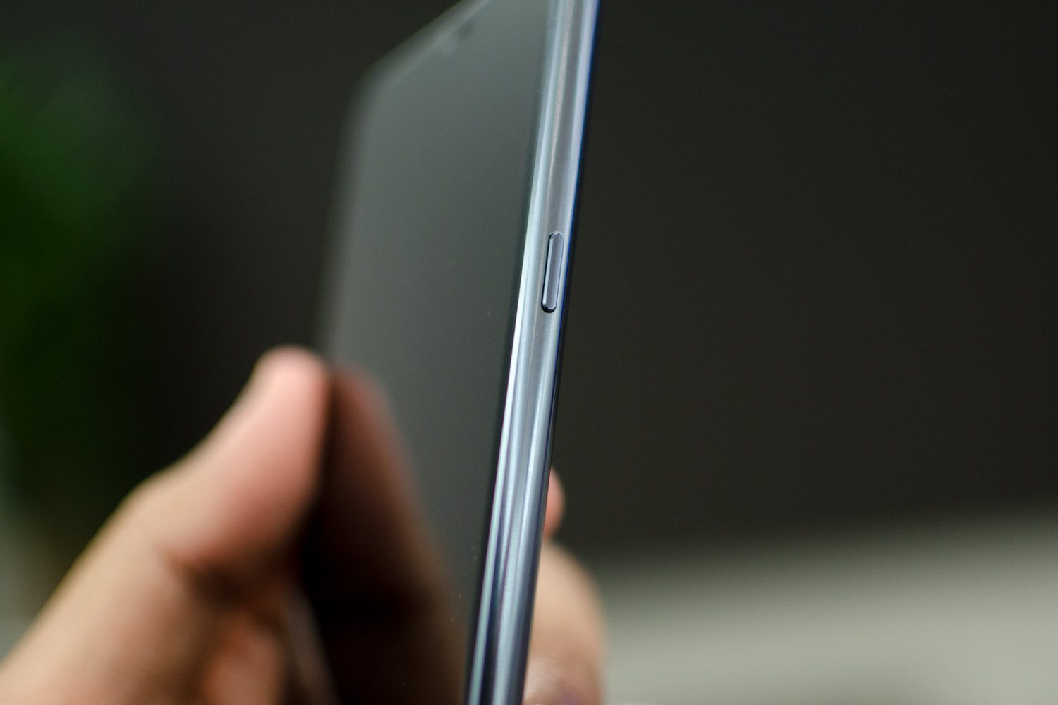 revision lg g7 thinq hands on right profile 2