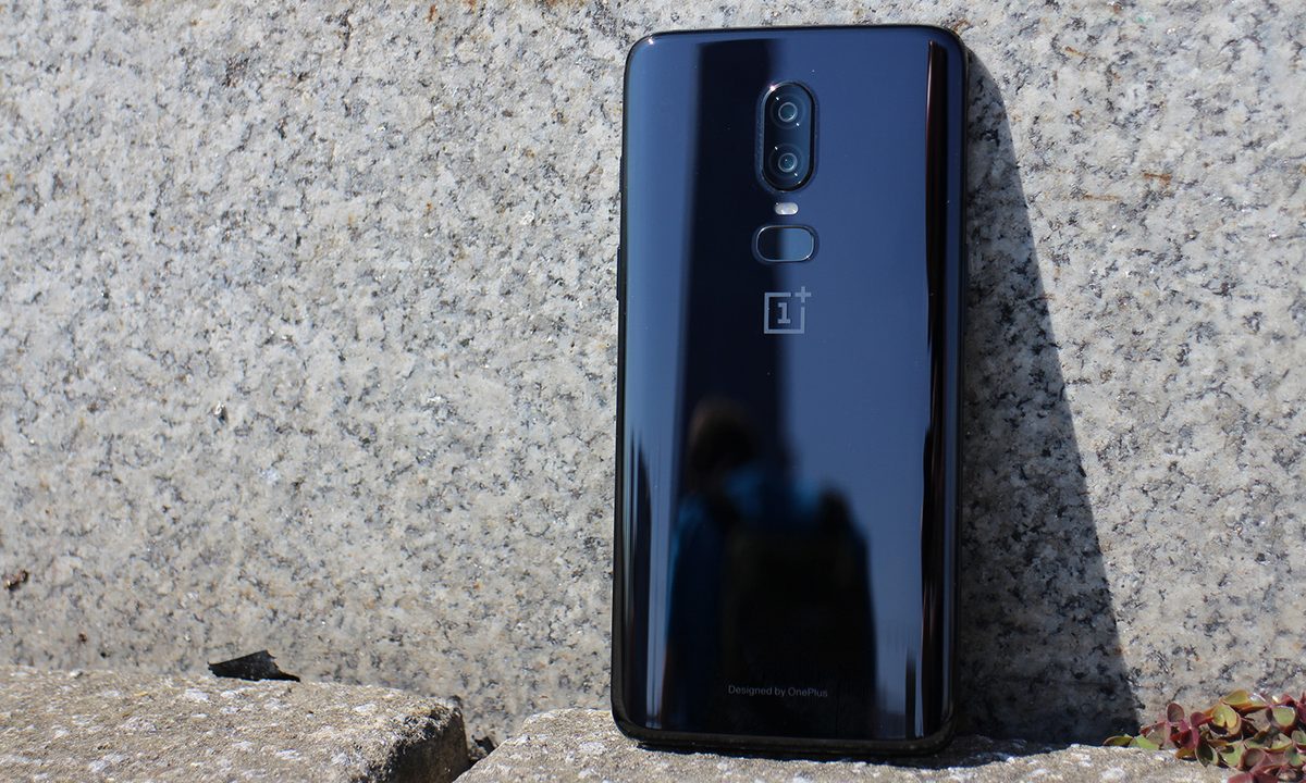 revision telefono oneplus 6 hands on against wall