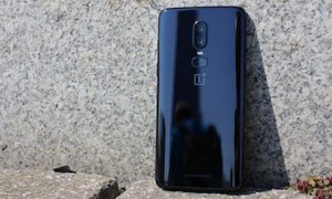 revision telefono oneplus 6 hands on against wall