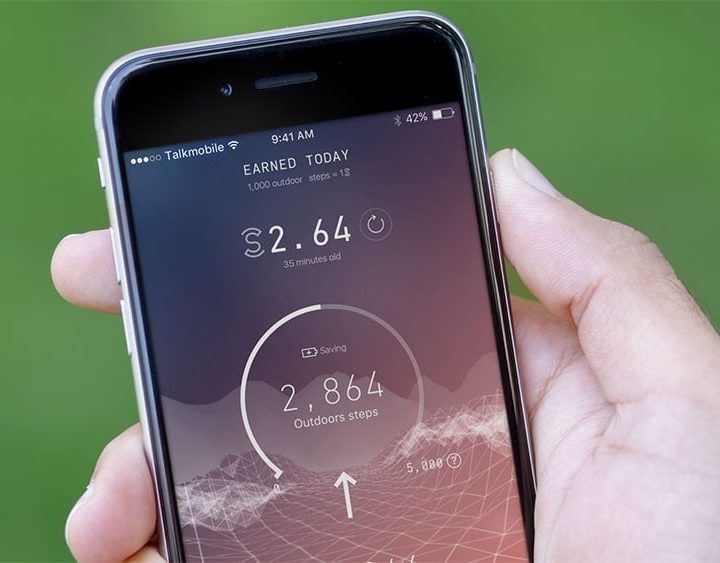 Una persona sostiene un teléfono con la aplicación Sweatcoin abierta. Te contamos cómo funciona Sweatcoin