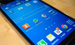 whatsapp control datos contenido reenvio mensajes on android home phone screen