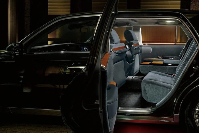 century toyota limusina sedan 2018 07 700x467 c