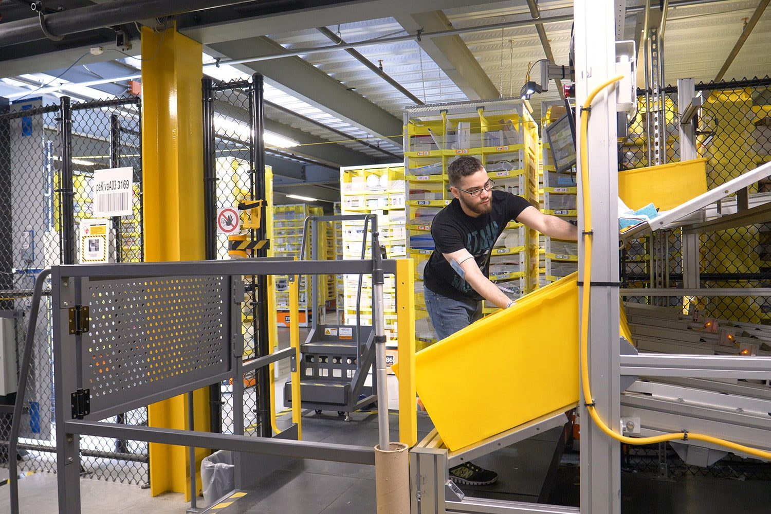 visita centro distribucion amazon fulfillment center pulling bin 720x720