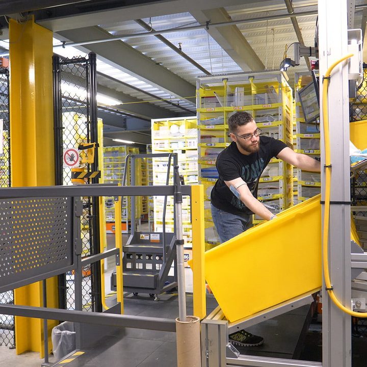 visita centro distribucion amazon fulfillment center pulling bin