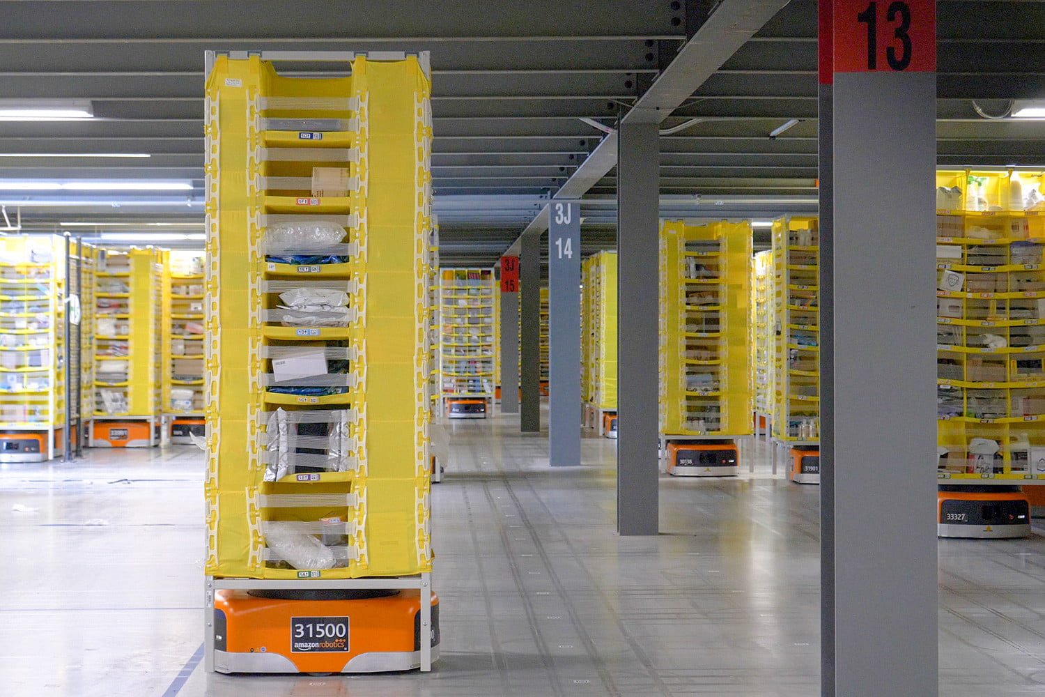 visita centro distribucion amazon fulfillment center shelves 2 720x720