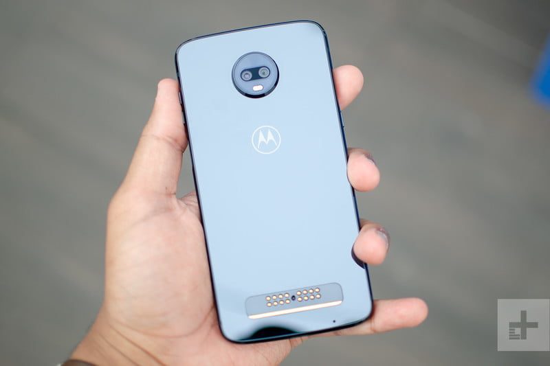 revision moto z3 play hands on back full shiny 800x533 c