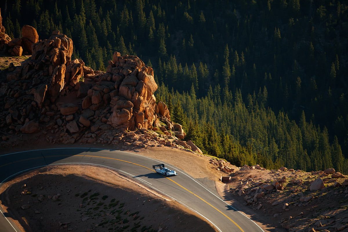 volkswagen electrico rompe record pikes peak id r landscape 1200x9999