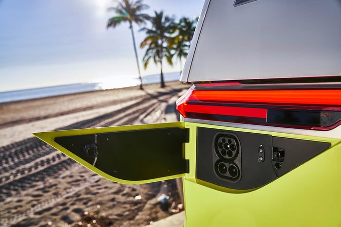 nuevo vw vocho ev cuatro puertas electric id buzz concept plug 700x467 c