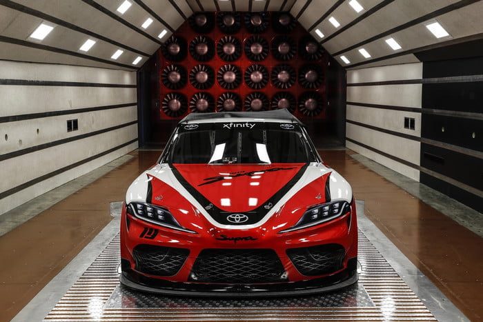 nuevo toyota supra nascar xfinity 008 1 700x467 c