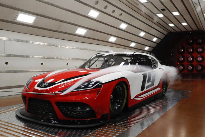 nuevo toyota supra nascar xfinity 009 1 700x467 c