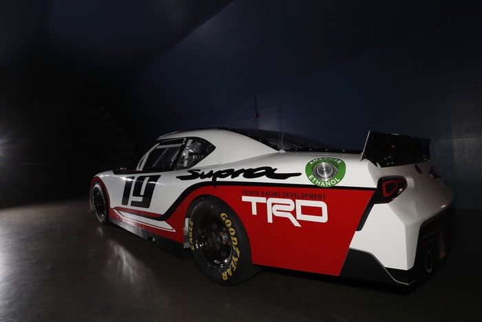 nuevo toyota supra nascar xfinity 019 1 700x467 c
