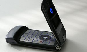 patente telefono pantalla plegable motorola 1280px razr v3i 01