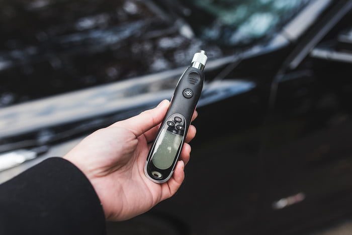 la presion de neumaticos 2017 dt how to check your tire pressure photos by chris chin 1 700x467 c