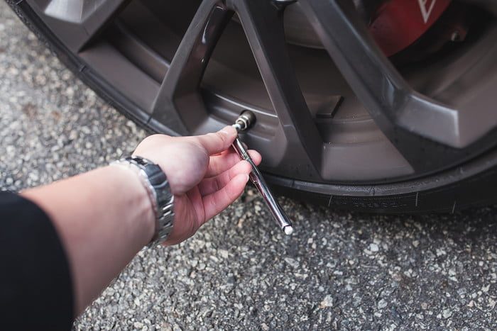 la presion de neumaticos 2017 dt how to check your tire pressure photos by chris chin 6 700x467 c