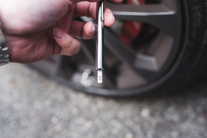 la presion de neumaticos 2017 dt how to check your tire pressure photos by chris chin 8 700x467 c