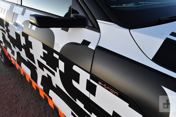 e tron suv electrica audi electric font right door angle 700x467 c