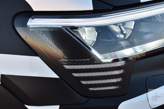 e tron suv electrica audi electric headlight 700x467 c