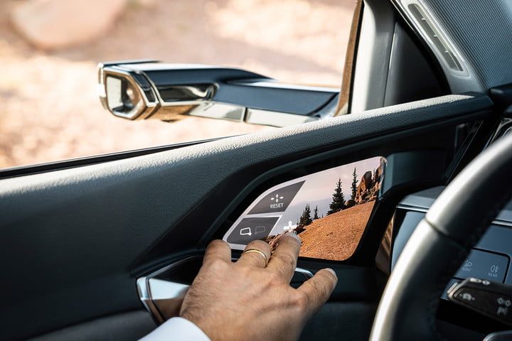 e tron suv electrica audi electric press rear view screen 720x720