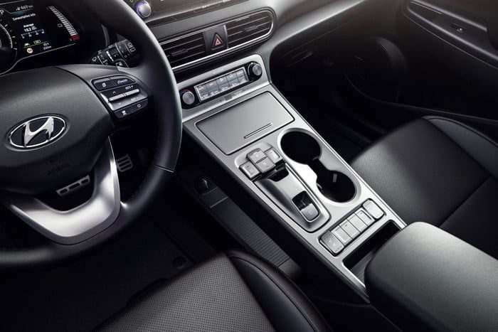 autonomia hyundai kona chevrolet bolt electric center console 700x467 c