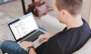 apple hackeada por estudiante macbook computer teenager