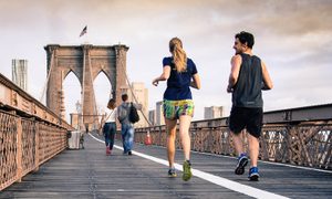 unas personas corriendo sobre un puente