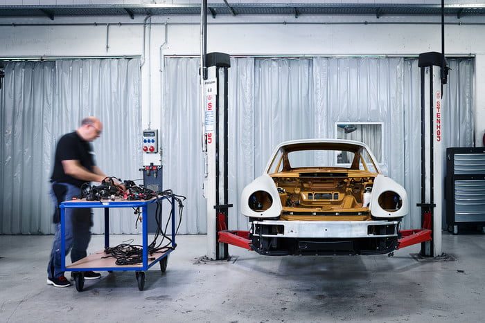 porsche 911 project gold 70 aniversario build 6 700x467 c