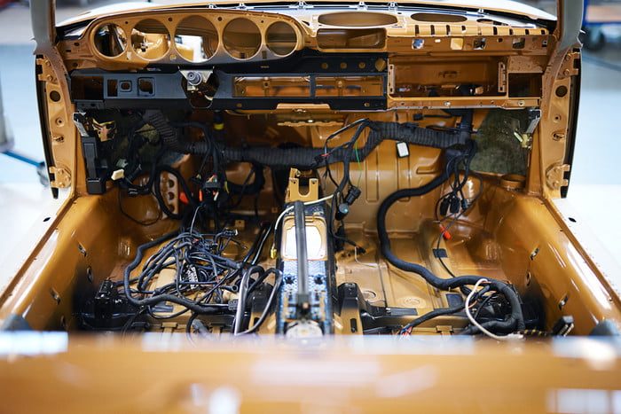 porsche 911 project gold 70 aniversario build 8 700x467 c