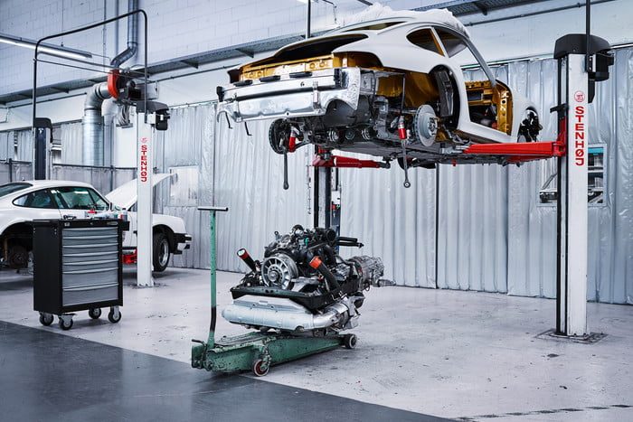 porsche 911 project gold 70 aniversario build 9 700x467 c