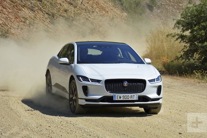 Jaguar I-Pace 2019 blanco sobre una terraceria.