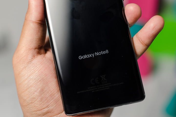 Una persona sostiene en sus manos el Galaxy Note 8 | Algunos problemas del Samsung Galaxy Note 8