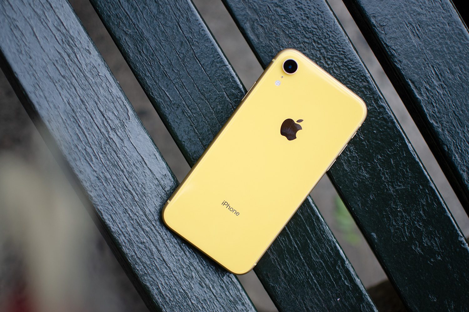 Un iPhone en una banca en la calle