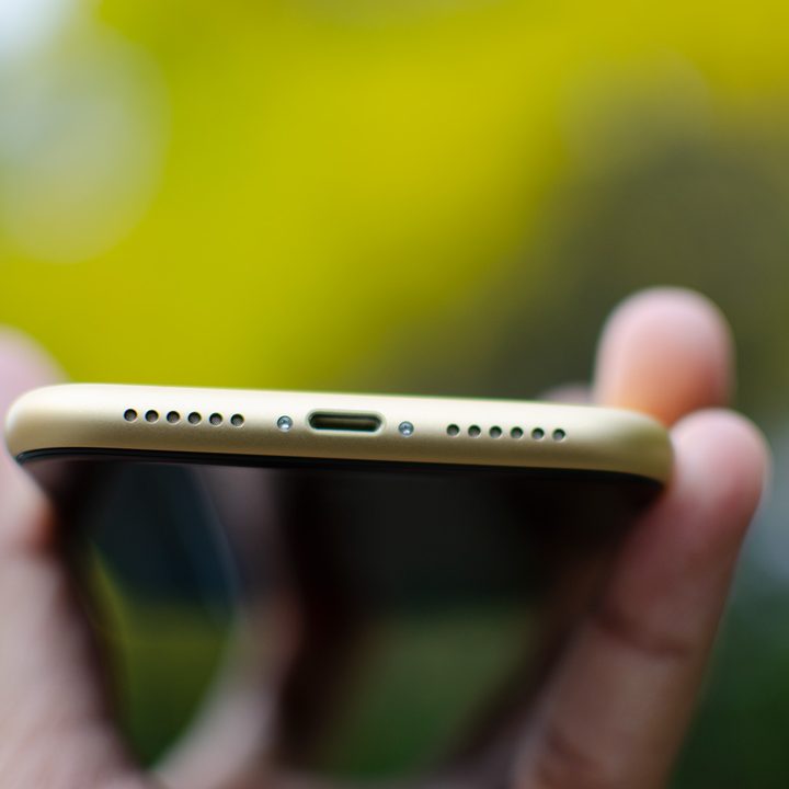 revision apple iphone xr review lightning port