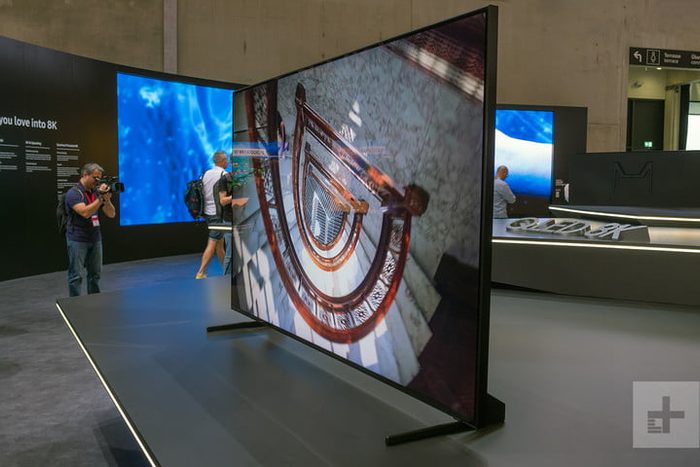 Samsung q900r en una sala de exhibición para mostrar la diferencia entre OLED y LED