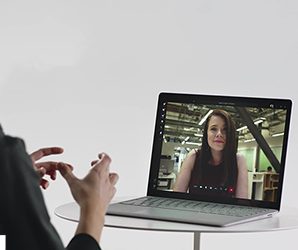 Una mujer aprendiendo cómo usar Loom, grabando un video desde su casa