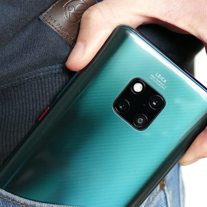 Una persona guarda un Huawei Mate 20 Pro en el bolsillo de su pantalón | Consejos para el Huawei Mate 20 Pro