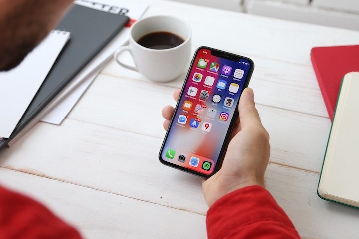 iPhone X empleado por un usuario en un café