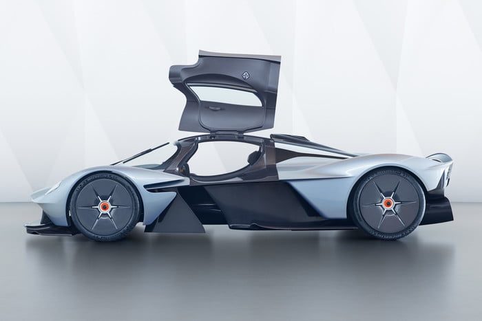 aston martin valkyrie hiperauto 18 2 700x467 c