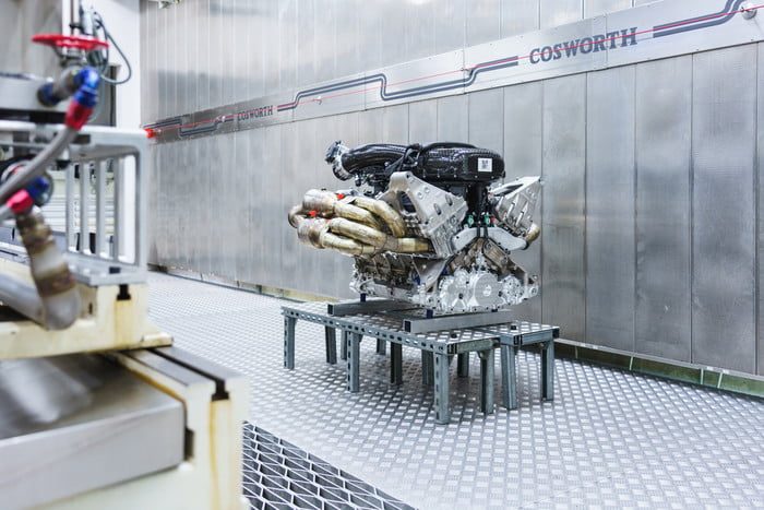 aston martin valkyrie hiperauto v12 engine 1 700x467 c
