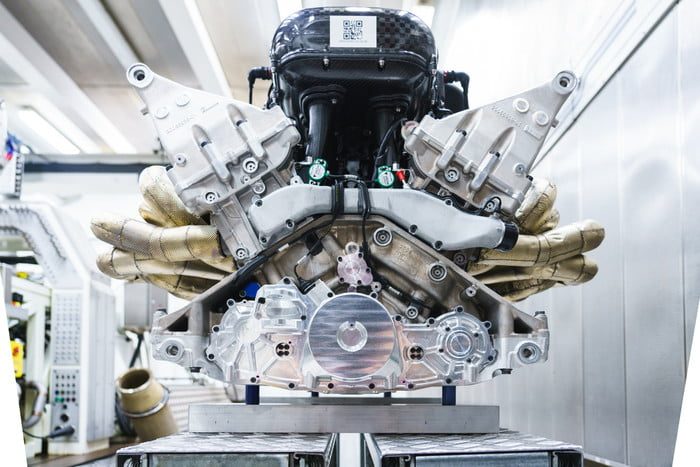 aston martin valkyrie hiperauto v12 engine 2 700x467 c