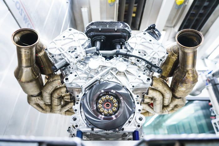 aston martin valkyrie hiperauto v12 engine 3 700x467 c