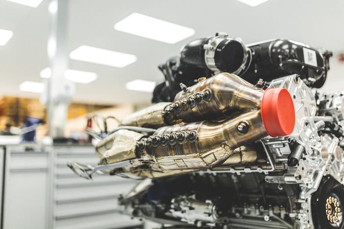 aston martin valkyrie hiperauto v12 engine 4 700x467 c