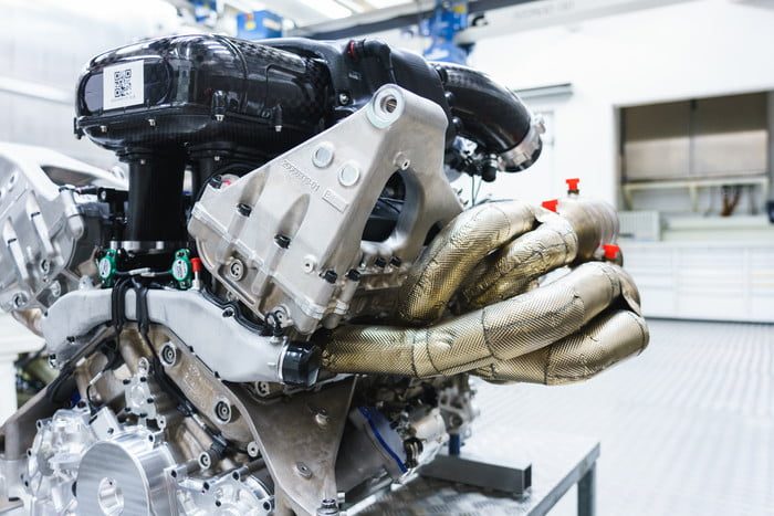 aston martin valkyrie hiperauto v12 engine 5 700x467 c