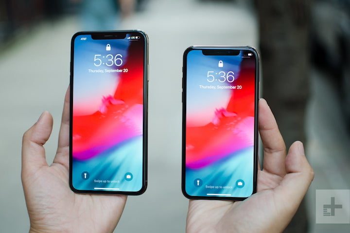 Una persona sostiene en sus manos el iPhone XS y iPhone X