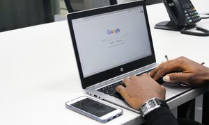 google busquedas 2018 man searching for something on