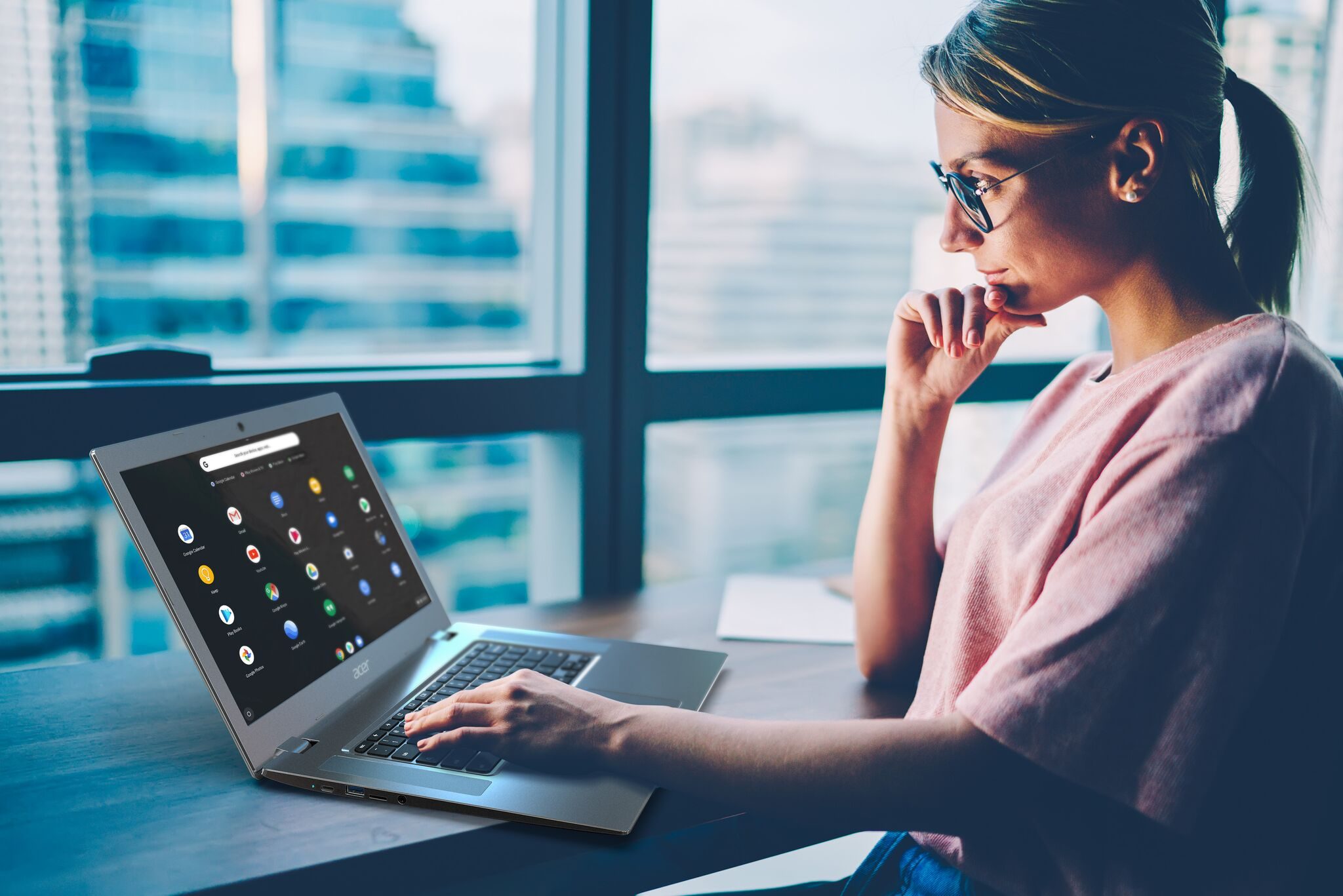 Una mujer trabajando en su departamento verificando los accesorios para la Chromebook que le hacen falta.