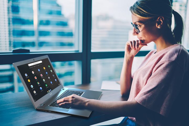 Una mujer trabajando en su departamento verificando los accesorios para la Chromebook que le hacen falta.