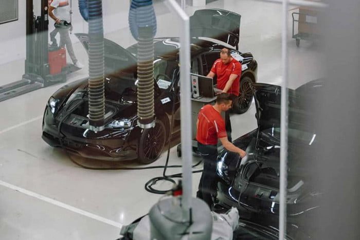 porsche mission e taycan carga gratis teaser factory 1 700x467 c