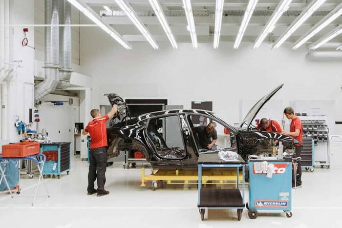 porsche mission e taycan carga gratis teaser factory 2 700x467 c