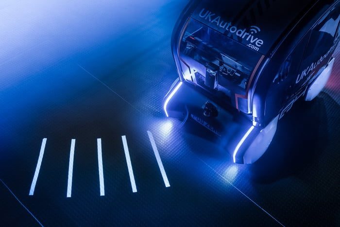 jaguar autonomos comunicacion peatones projectionpodjlr04 700x467 c