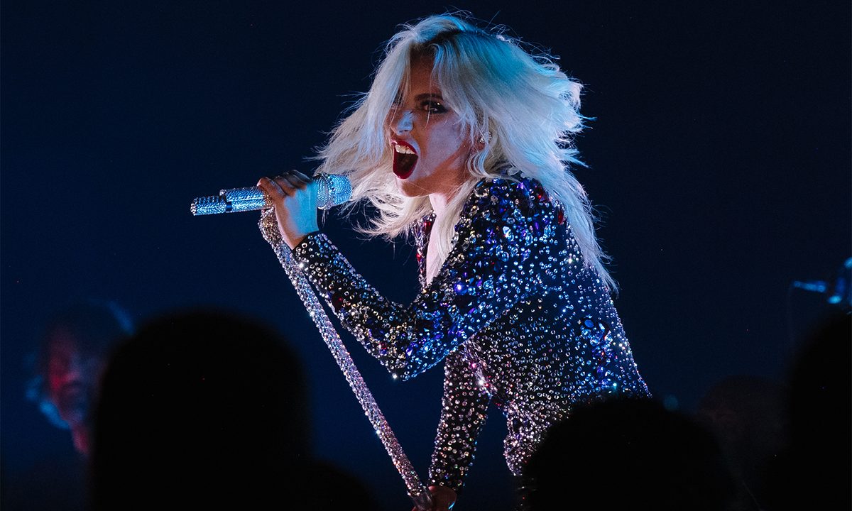 La artista Lady Gaga en el escenario